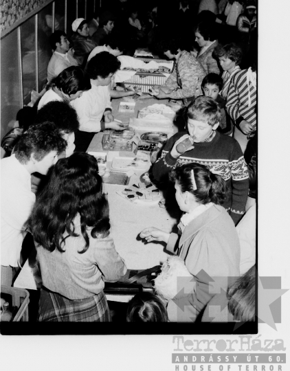 THM-BJ-09107 - Gyerekek farsangi bálja a mórágyi általános iskolában az 1980-as években