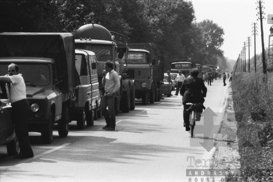 THM-BJ-09356 - Duna-hídon való átkelésre várakozó autók az 1980-as években