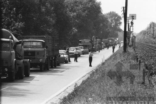 THM-BJ-09357 - Duna-hídon való átkelésre várakozó autók az 1980-as években