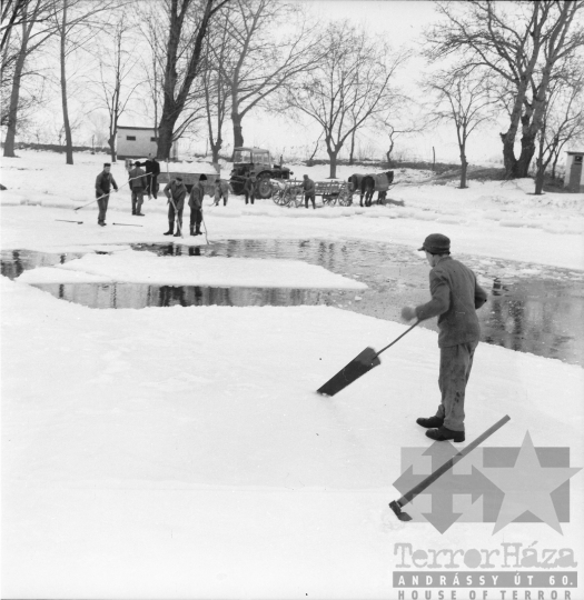 THM-BJ-09723 - Téli jégvágók a Csörge-tónál az 1960-as években