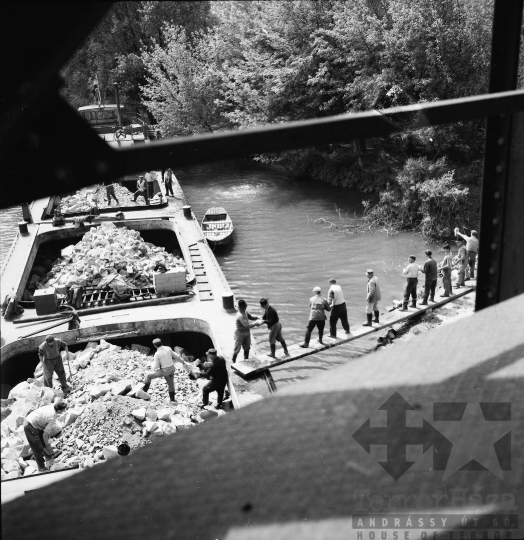 THM-BJ-09739 - Kövek kirakodása az uszályból Dunaföldváron az 1960-as években