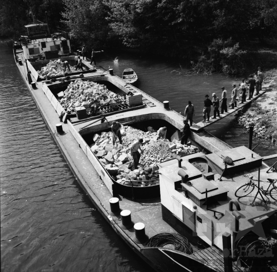 THM-BJ-09740 - Kövek kirakodása az uszályból Dunaföldváron az 1960-as években