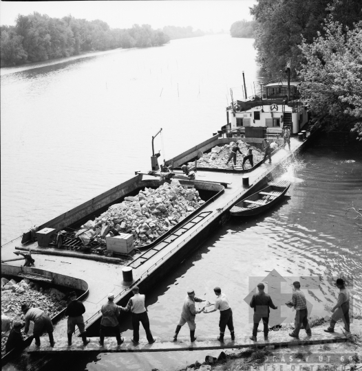 THM-BJ-09741 - Kövek kirakodása az uszályból Dunaföldváron az 1960-as években