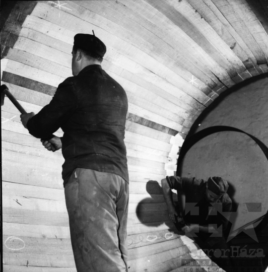 THM-BJ-09787 - Hordókészítés a Bátaszéki Kádár-és Faipari Szövetkezetben az 1960-as években 