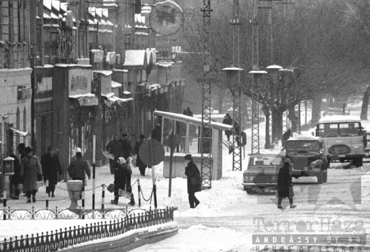 THM-BJ-09939 - Téli utcakép Szekszárdon az 1960-as években
