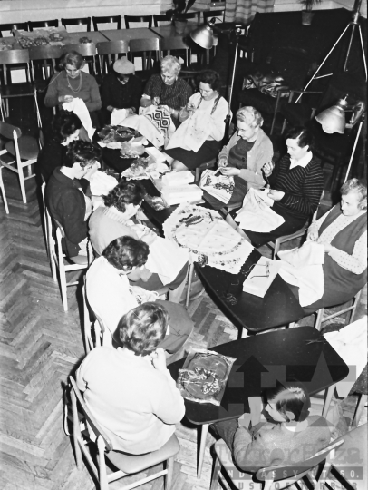 THM-BJ-10313 - Kézimunkázó asszonyok a dombóvári művelődési házban az 1960-as években