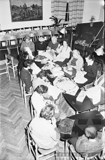 THM-BJ-10313a - Kézimunkázó asszonyok a dombóvári művelődési házban az 1960-as években