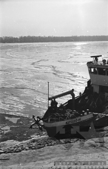 THM-BJ-10379 - Paksi Duna-part télen az 1960-as években