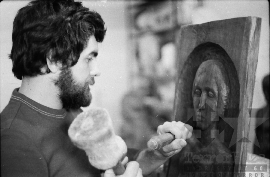 THM-BJ-10853 - Farkas Pál Péter szobrászművész Szekszárdon az 1970-es években