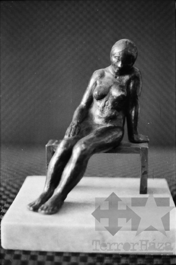 THM-BJ-10857 - Farkas Pál Péter szobrászművész Szekszárdon az 1970-es években