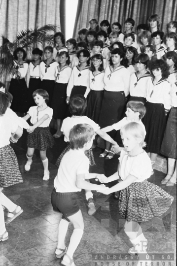 THM-BJ-10984 - Pedagógusnap a szekszárdi Babits Mihály Általános Iskolában az 1970-es években