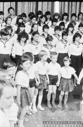 THM-BJ-10985 - Pedagógusnap a szekszárdi Babits Mihály Általános Iskolában az 1970-es években