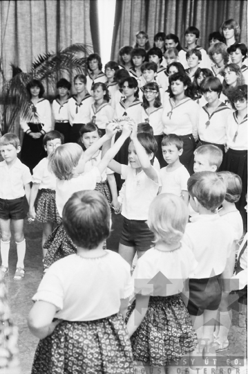 THM-BJ-10986 - Pedagógusnap a szekszárdi Babits Mihály Általános Iskolában az 1970-es években