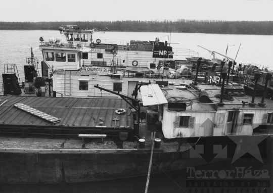 THM-BJ-11352 - Fadd-dombori kikötőnél várakozó uszály az 1970-es években