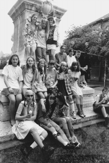 THM-BJ-11388 - Diákok a Garay János szobránál Szekszárdon az 1970-es években