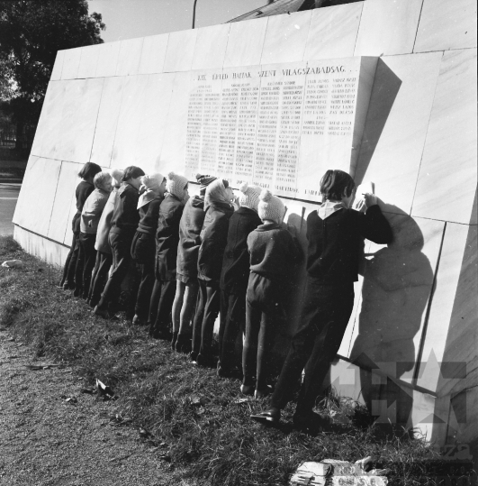 THM-BJ-00001 - Diákok Makrisz Agamemnon 1919-es emlékművénél Szekszárdon az 1970-es években