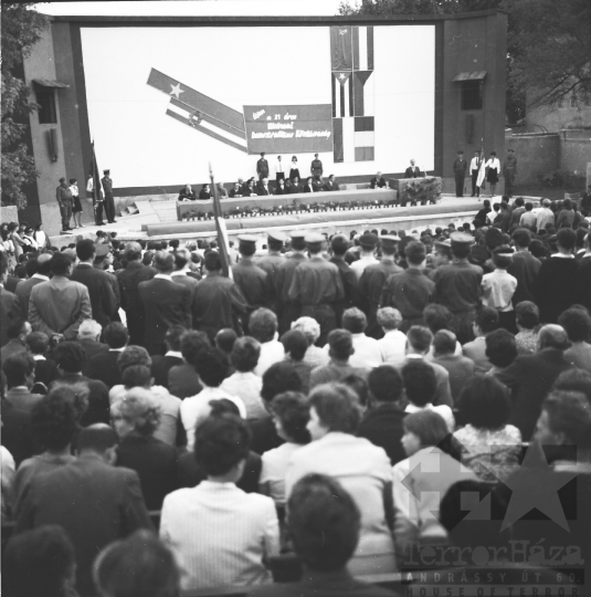 THM-BJ-00020 - Vietnam melletti szolidaritási békegyűlés Szekszárdon az 1960-as években 