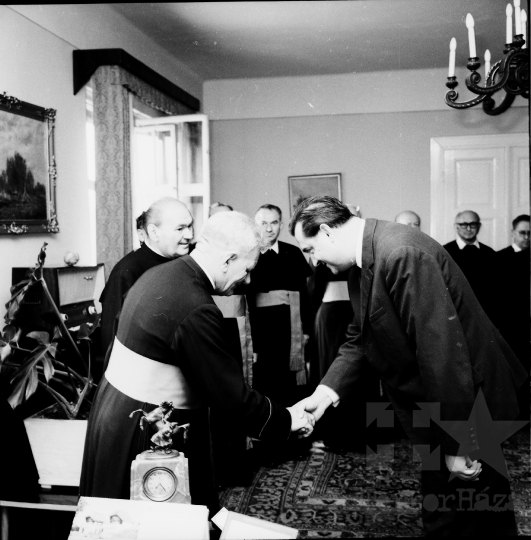 THM-BJ-00046 - Katolikus egyházi méltóságok látogatása Szabópál Antal, a Tolna megyei Tanács VB elnökénél az 1960-as években