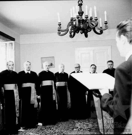 THM-BJ-00048 - Katolikus egyházi méltóságok látogatása Szabópál Antal, a Tolna megyei Tanács VB elnökénél az 1960-as években