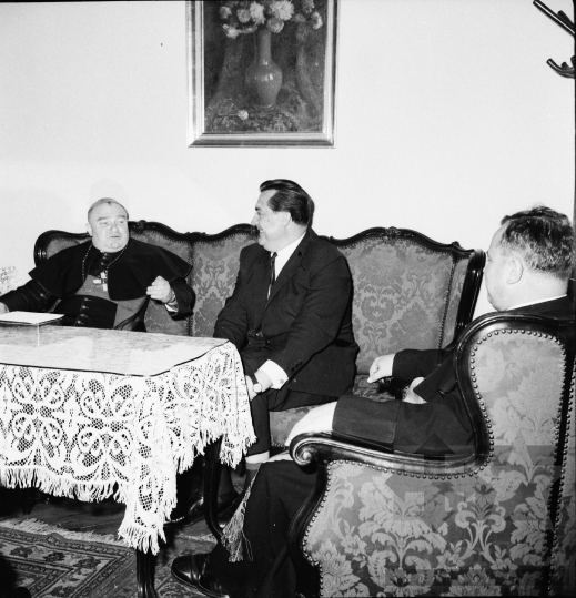 THM-BJ-00050 - Cserháti József püspök látogatása Szabópál Antal, a Tolna megyei Tanács VB elnökénél az 1960-as években