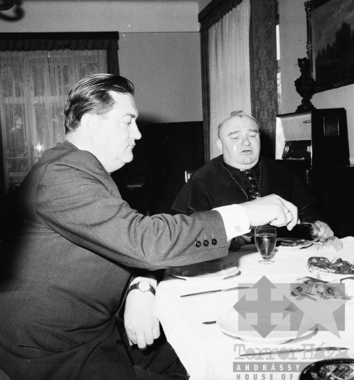 THM-BJ-00051 - Cserháti József püspök látogatása Szabópál Antal, a Tolna megyei Tanács VB elnökénél az 1960-as években