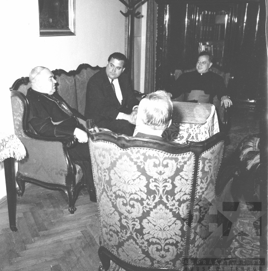 THM-BJ-00053 - Cserháti József püspök látogatása Szabópál Antal, a Tolna megyei Tanács VB elnökénél az 1960-as években