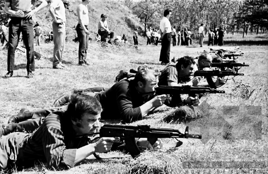 THM-BJ-00117 - Tartalékos tisztek éleslövészeti gyakorlata a tolnai szovjet katonai lőtéren az 1970-es években 