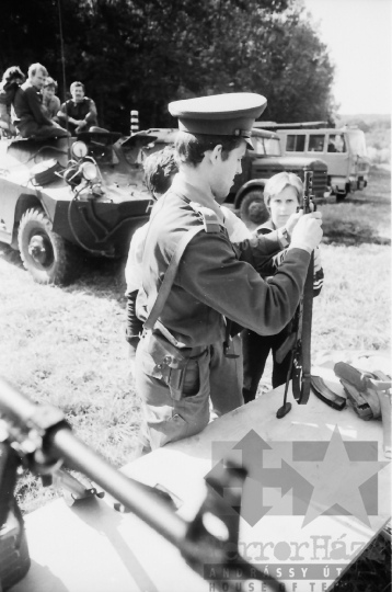 THM-BJ-00190 - Ifjúgárdisták hadgyakorlata Szekszárd-Sötétvölgyben az 1980-as években  
