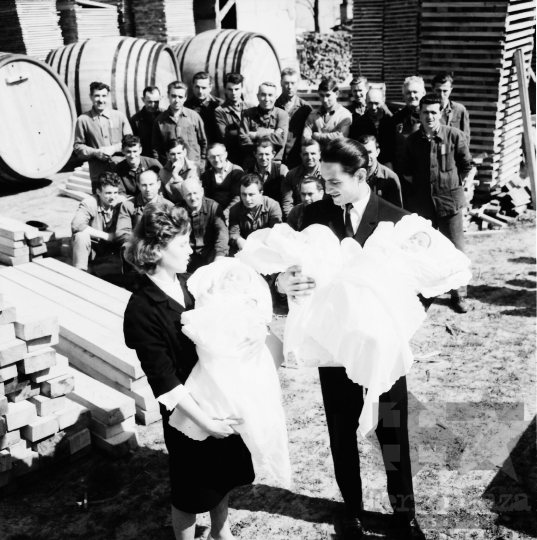 THM-BJ-00330 - Hármas ikrek névadó ünnepsége a Bátaszéki Kádár- és Faipari Szövetkezetben az 1960-as években