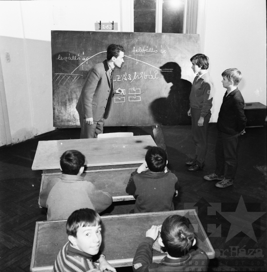 THM-BJ-00341 - Lövészeti oktatás a kajdacsi általános iskola tanulóinak az  1960-as években