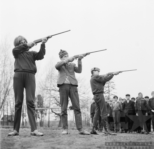 THM-BJ-00343 - Lövészeti oktatás a kajdacsi általános iskola tanulóinak az  1960-as években