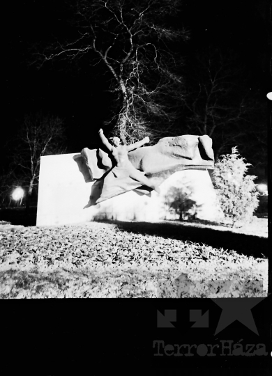 THM-BJ-00500a - 1919-es tanácsköztársaság emlékműve Szekszárdon esti kivilágításban az 1960-as években 