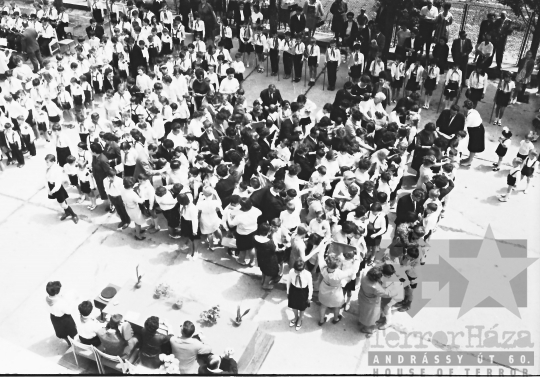 THM-BJ-00526 - Úttörőavatás a szekszárdi Babits Mihály Általános Iskolában az 1960-as években 