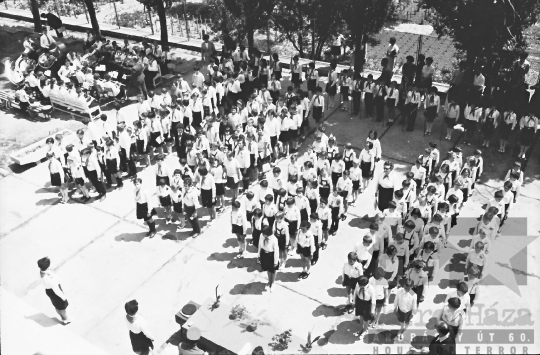 THM-BJ-00528a - Úttörőavatás a szekszárdi Babits Mihály Általános Iskolában az 1960-as években 