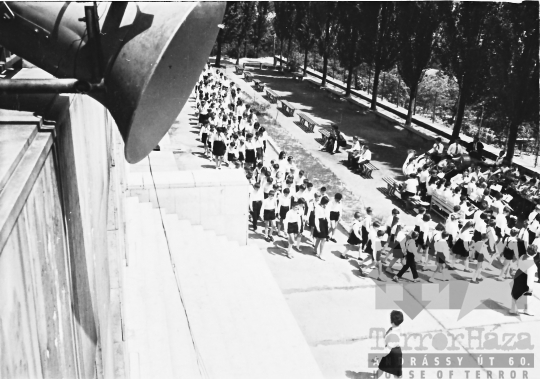 THM-BJ-00529 - Úttörőavatás a szekszárdi Babits Mihály Általános Iskolában az 1960-as években 