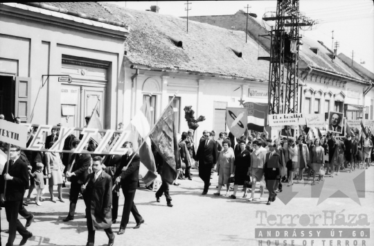 THM-BJ-00550 - Május 1-i felvonulás Tolna településen az 1960-as években 