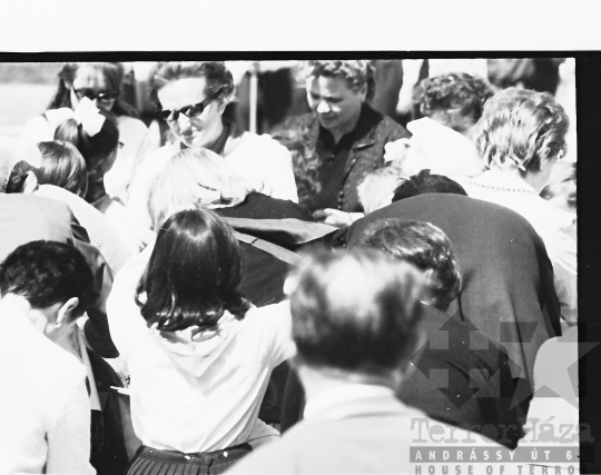 THM-BJ-00566 - Kisdobosavatás a szovjet emlékműnél Szekszárdon az 1960-as években