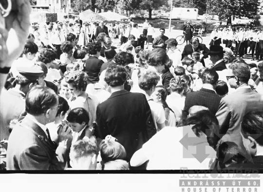 THM-BJ-00568 - Kisdobosavatás a szovjet emlékműnél Szekszárdon az 1960-as években