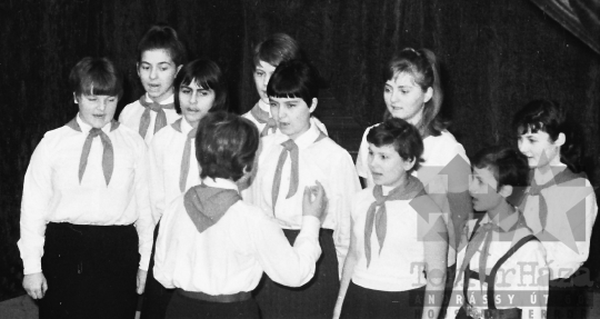 THM-BJ-00588 - A szekszárdi úttörők énekkara az 1960-as években 