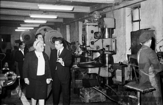 THM-BJ-00638 - Vass Istvánné látogatása Szekszárdi Mezőgép Javító Vállalatnál az 1960-as években