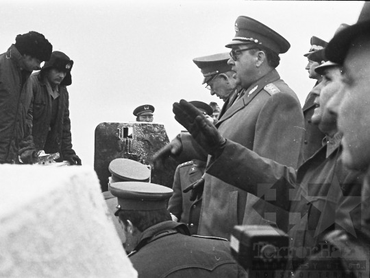 THM-BJ-00694 - A Varsói Szerződés tagállamainak haditechnikai bemutatója Dunaújvárosban az 1970-es években 