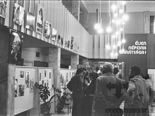THM-BJ-00700 - Kiállítás a szekszárdi úttörőházban az 1970-es években 