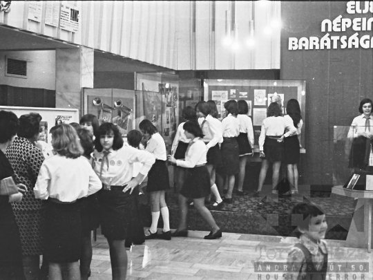 THM-BJ-00701 - Kiállítás a szekszárdi úttörőházban az 1970-es években 