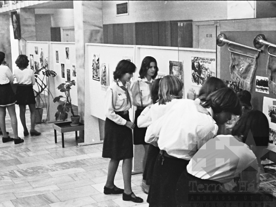 THM-BJ-00702 - Kiállítás a szekszárdi úttörőházban az 1970-es években 