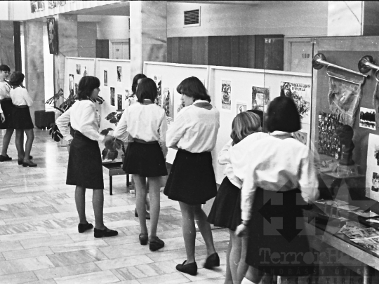 THM-BJ-00703 - Kiállítás a szekszárdi úttörőházban az 1970-es években 