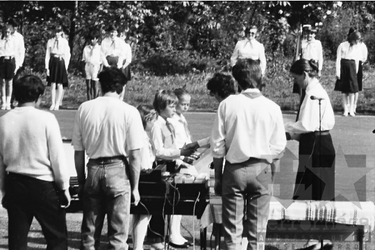 THM-BJ-00772 - Úttörő- és kisdobosavatás a mórágyi általános iskola udvarán az 1980-as években 