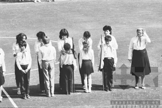THM-BJ-00773 - Úttörő- és kisdobosavatás a mórágyi általános iskola udvarán az 1980-as években 