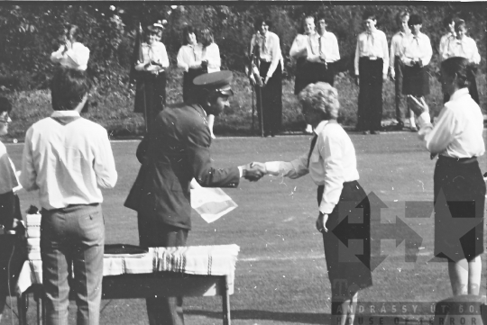 THM-BJ-00778 - Úttörő- és kisdobosavatás a mórágyi általános iskola udvarán az 1980-as években 