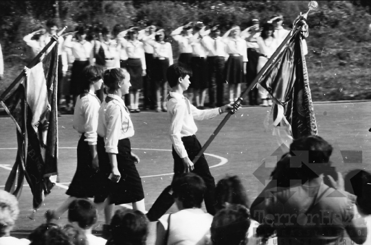 THM-BJ-00779 - Úttörő- és kisdobosavatás a mórágyi általános iskola udvarán az 1980-as években 