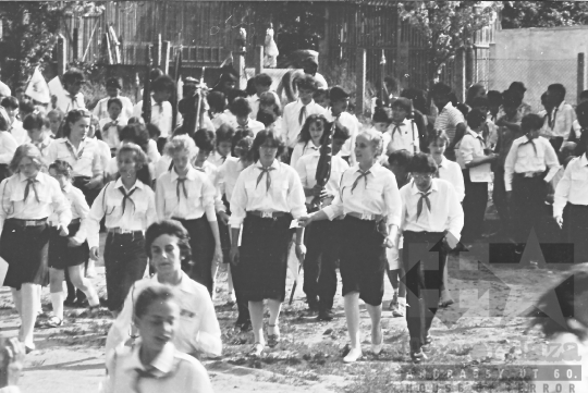 THM-BJ-00783 - Úttörő- és kisdobosavatás a mórágyi általános iskola udvarán az 1980-as években 